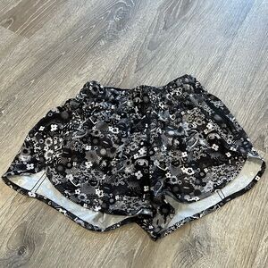 Lululemon lined black/white shorts
